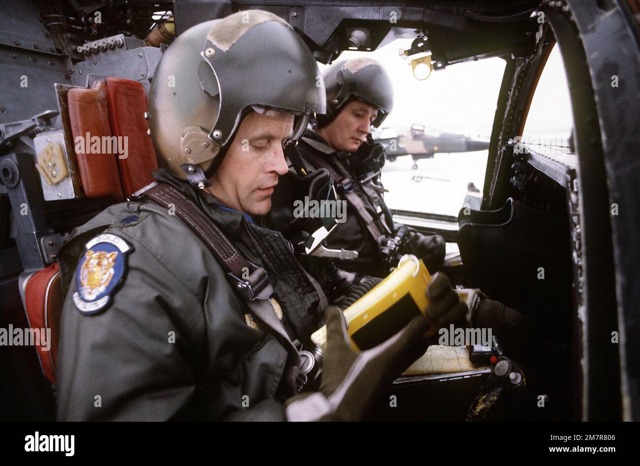 LTC Ernie Perkins, comandante e pilota dello squadrone, e CPT Ron Stanfill, ufficiale e pilota delle armi, vanno oltre una lista di controllo finale a bordo di un aeromobile FB-111a durante l'esercizio di Brim Frost '81. I piloti, simulando gli aggressori, sono assegnati al 391st Tactical Fighter Squadron. Soggetto operativo/Serie: BRIM FROST '81 base: Elmendorf Air Force base Stato: Alaska (AK) Paese: Stati Uniti d'America (USA) Foto Stock