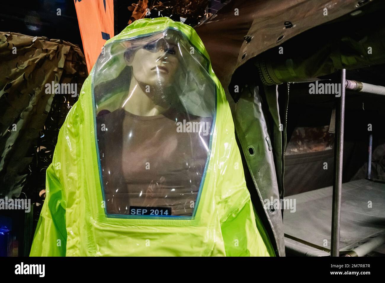 Tuta protettiva in plastica gialla di grado militare CBRN, contro attacchi chimici, esposta con manichino. Foto Stock