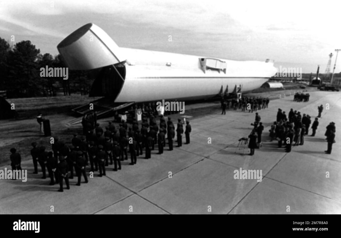 I reserviss dell'aeronautica hanno restaurato e convertito questa fusoliera del velivolo di Galaxy del C-5A in un addestratore di caricamento del carico. La fusoliera e un simulatore di carico Tactical Airlift Wing C-141 94th, in background, hanno spinto gli AFRES a impostare un programma di addestramento per porti aerei a livello di comando. Base: Dobbins Air Force base Stato: Georgia (GA) Paese: Stati Uniti d'America (USA) Foto Stock