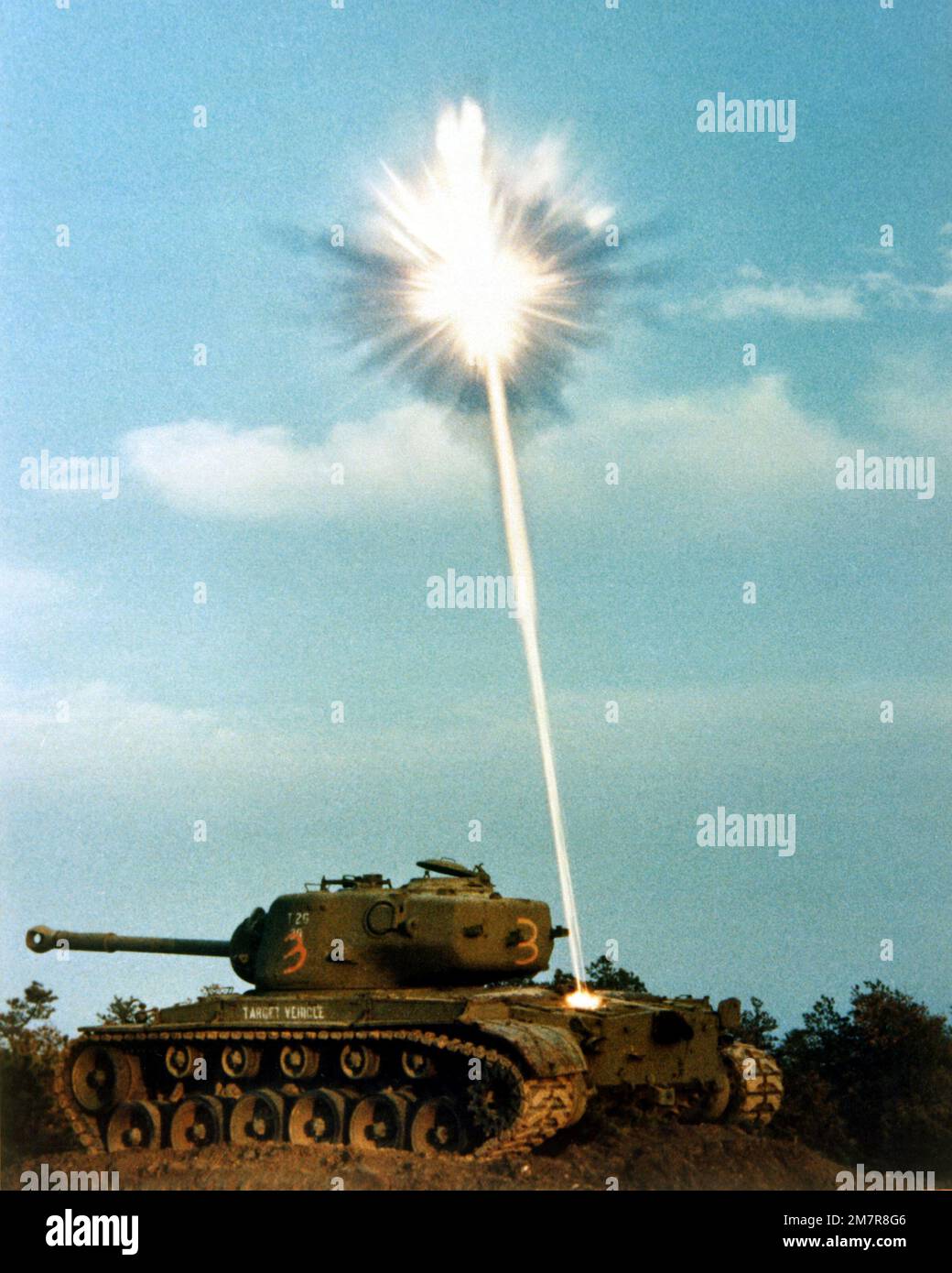 La testa di guerra ERAM (Extended-Range Anti-Arcord Munition) spara un frammento autoforgiante in un bersaglio di un carro armato di combattimento M-48 a traccia completa durante un test dimostrativo di convalida. Base: Otis Air National Guard base Stato: Massachusetts (ma) Paese: Stati Uniti d'America (USA) Foto Stock