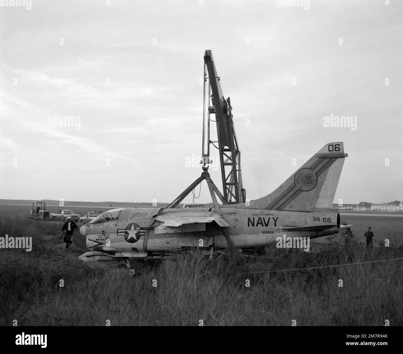 Una gru aerea viene utilizzata per sollevare uno Squadrone di attacco 66 (VA-66) A-7E Corsair II durante le operazioni di recupero. L'aereo subì danni moderati al suo carro e danni strutturali alla sua struttura principale quando fece un incidente. Base: Naval Air Station, Cecil Field Stato: Florida (FL) Paese: Stati Uniti d'America (USA) Foto Stock