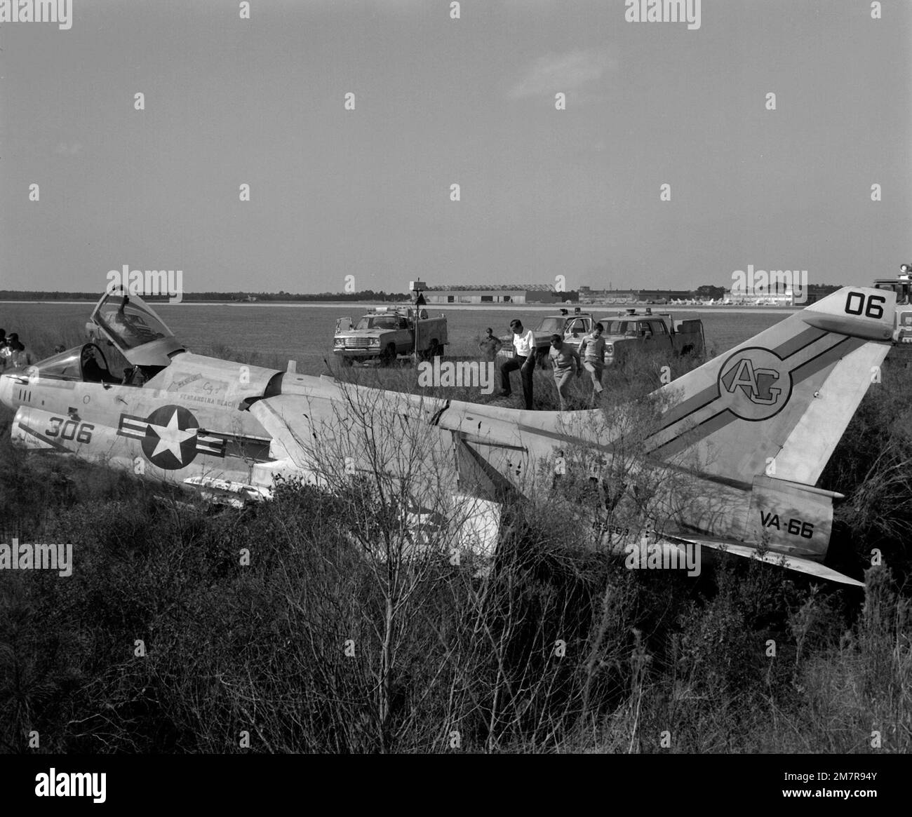 Il personale esamina un attacco Squadron 66 (VA-66) A-7E Corsair II durante le operazioni di recupero. L'aereo subì danni moderati al suo carro e danni strutturali alla sua struttura principale quando fece un incidente. Base: Naval Air Station, Cecil Field Stato: Florida (FL) Paese: Stati Uniti d'America (USA) Foto Stock