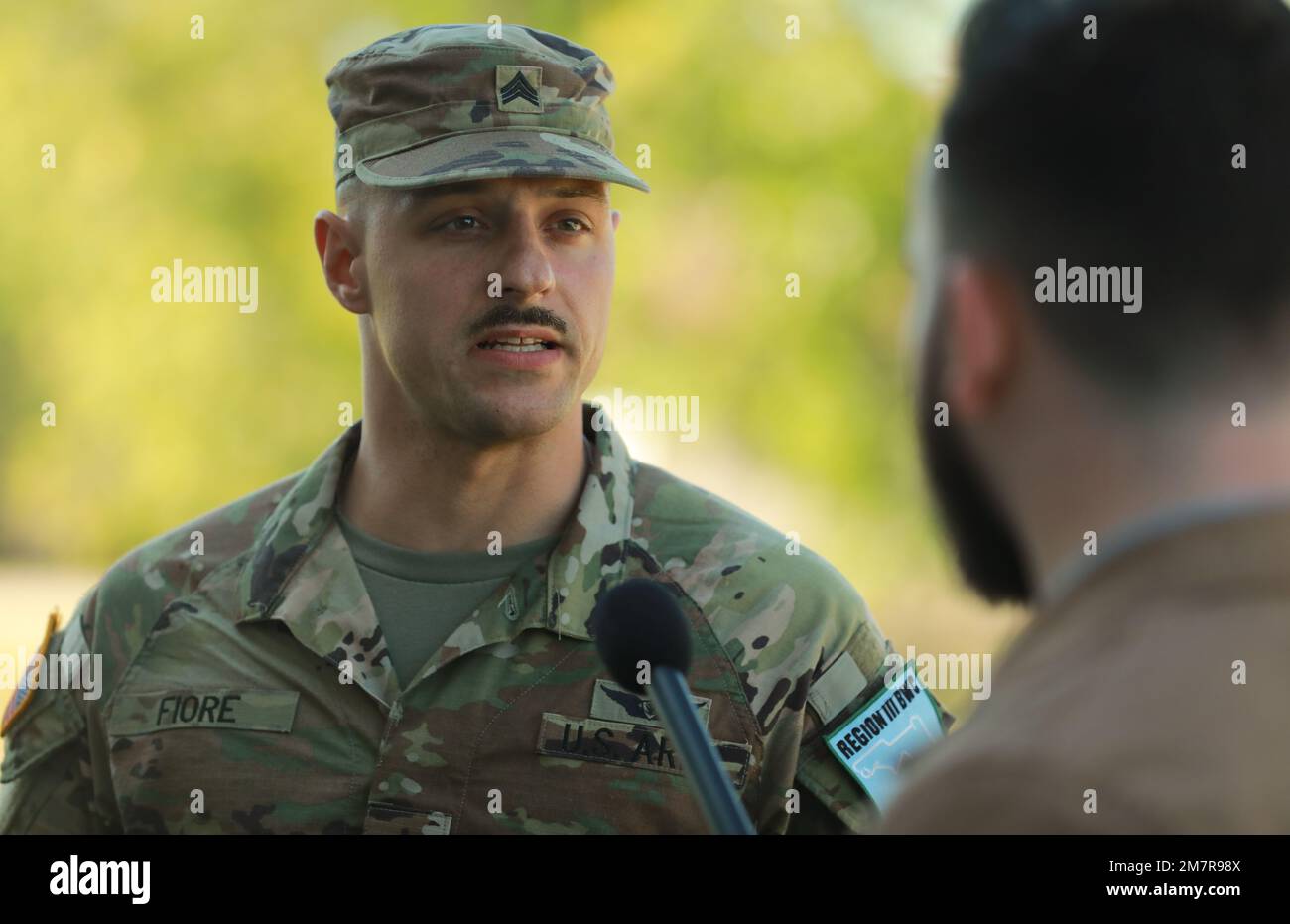 STATI UNITI Matthew Fiore, rappresentante della Guardia Nazionale dell'Esercito della Georgia, parla con i media durante il Concorso dei migliori guerrieri della Regione III su Camp Blanding, Fla., 12 maggio 2022. La competizione regionale dei migliori guerrieri mette in evidenza la letalità, la prontezza e le capacità dei militari nazionali dell'esercito in tutta la regione sudorientale. Foto Stock