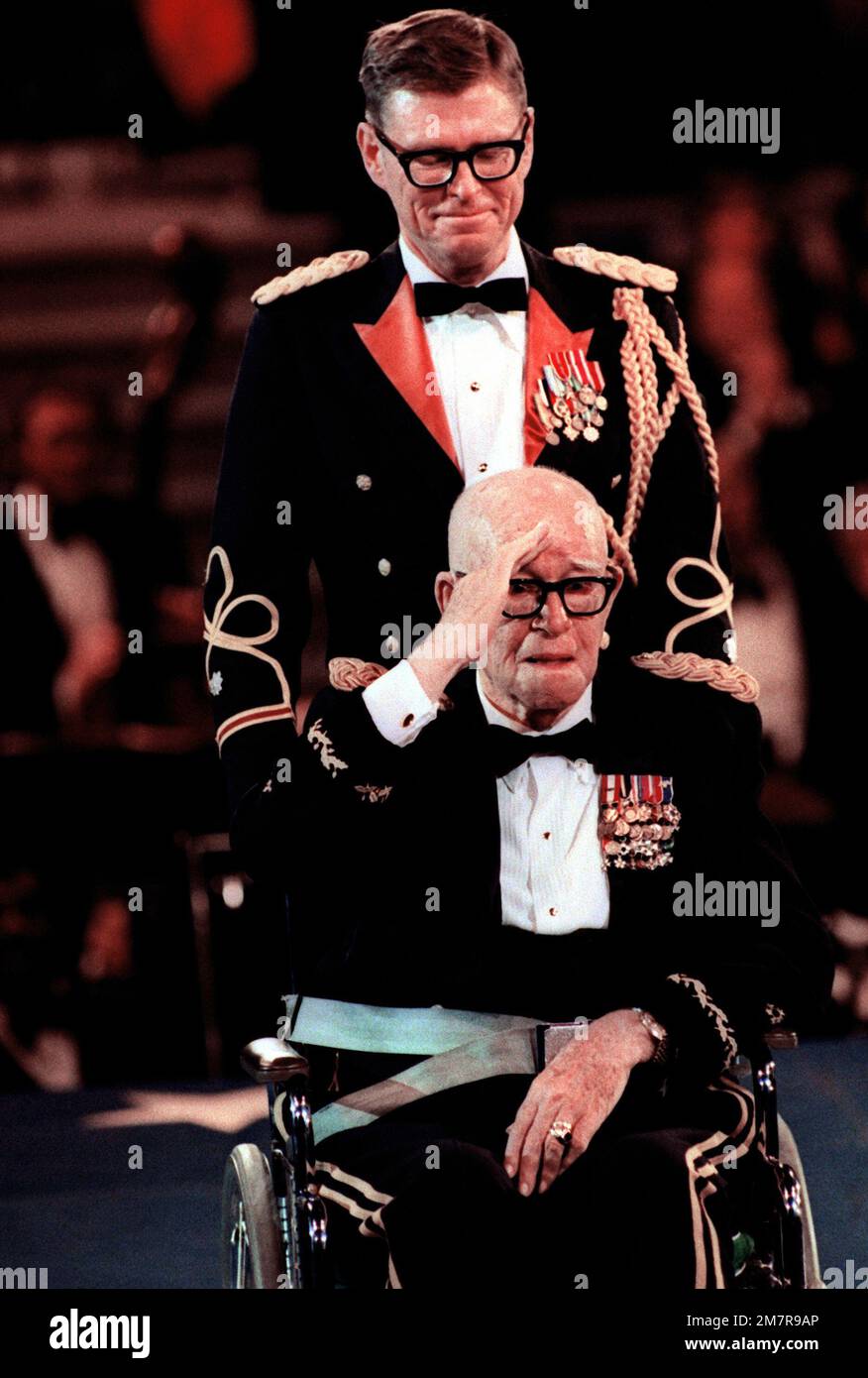 Un tenente colonnello dell'Esercito scorta cinque stelle in pensione GEN  Omar Bradley (in sedia a rotelle) al centro della scena durante la  celebrazione di gala al Capital Center, durante il giorno di