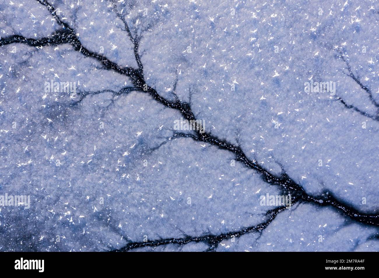 Primo piano. Forme astratte create sulla superficie del lago ghiacciato Foto Stock