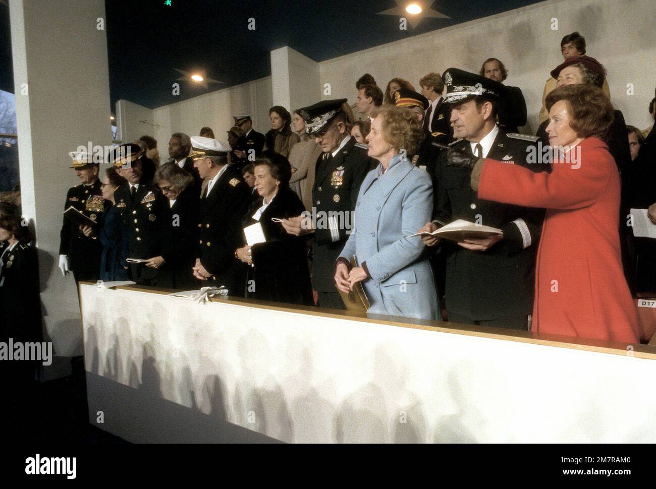 GEN David Jones, presidente dei capi di STATO maggiore, e GEN Lew Allen Jr., capo di stato maggiore delle forze aeree, si levano in piedi con le loro mogli e guardano la parata inaugurale dagli stand di revisione presidenziale. Base: Washington Stato: District of Columbia (DC) Nazione: Stati Uniti d'America (USA) Foto Stock