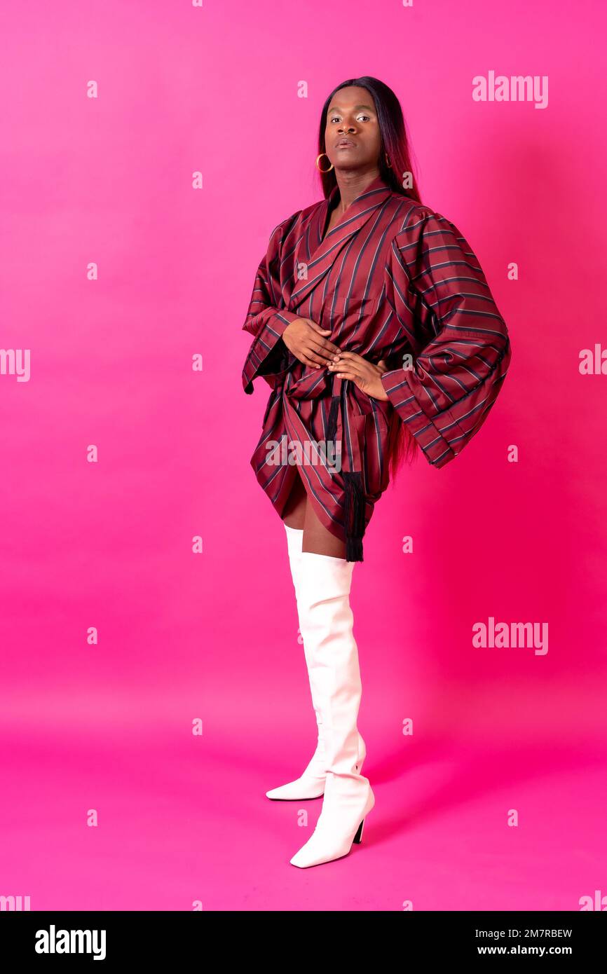 Uomo etnico nero in studio, LGTBI Concept, ritratto con un kimono rosso e tacchi alti bianchi Foto Stock