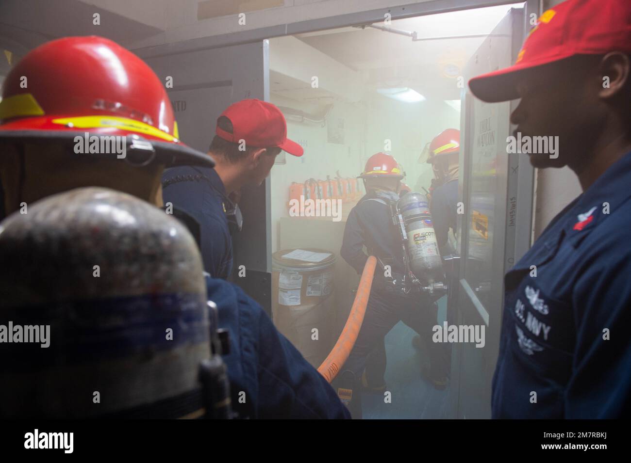 220512-N-EE352-1124 SAN DIEGO (12 maggio 2022) i marinai partecipano a un'esercitazione antincendio nei ponti anteriori della portaerei di classe Nimitz USS Carl Vinson (CVN 70), maggio 12. Vinson è attualmente pierside nel suo homeport di San Diego. Foto Stock