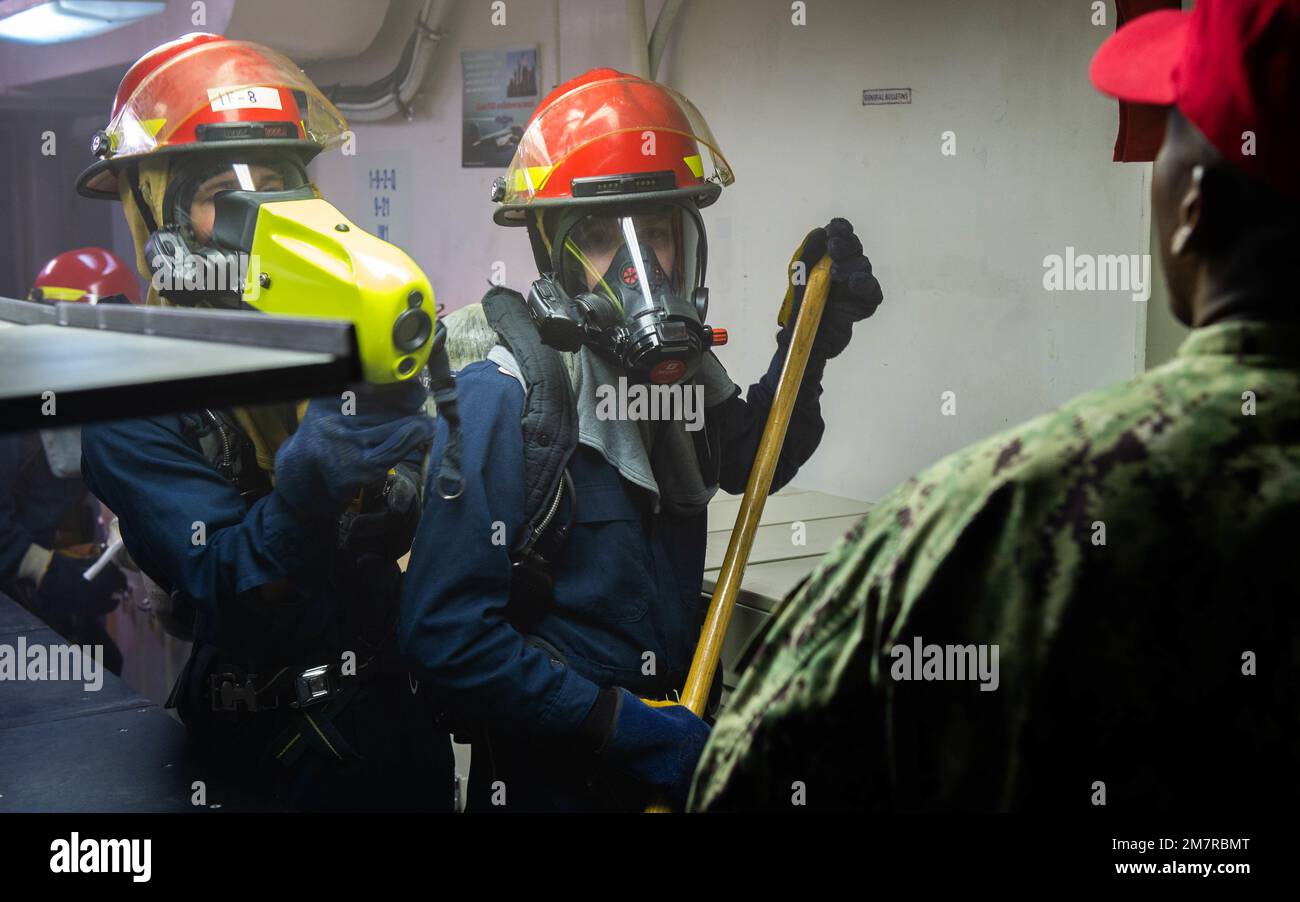 220512-N-EE352-1144 SAN DIEGO (12 maggio 2022) i marinai ricevono istruzioni sulle tecniche antincendio appropriate durante un'esercitazione antincendio nei ponti anteriori della portaerei di classe Nimitz USS Carl Vinson (CVN 70), maggio 12. Vinson è attualmente pierside nel suo homeport di San Diego. Foto Stock