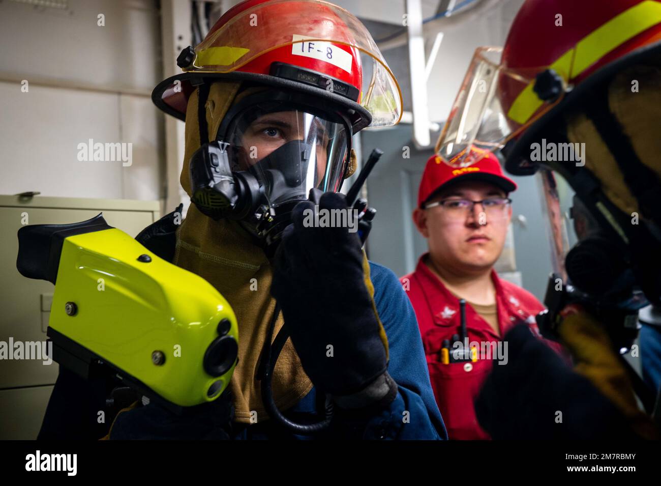 220512-N-EE352-1158 SAN DIEGO (12 maggio 2022) il vigile del fuoco Matthew Lemasters, nativo di New Martinsville, W. Virginia, comunica alla squadra antincendio durante un'esercitazione antincendio sui ponti anteriori della portaerei di classe Nimitz USS Carl Vinson (CVN 70), maggio 12. Vinson è attualmente pierside nel suo homeport di San Diego. Foto Stock
