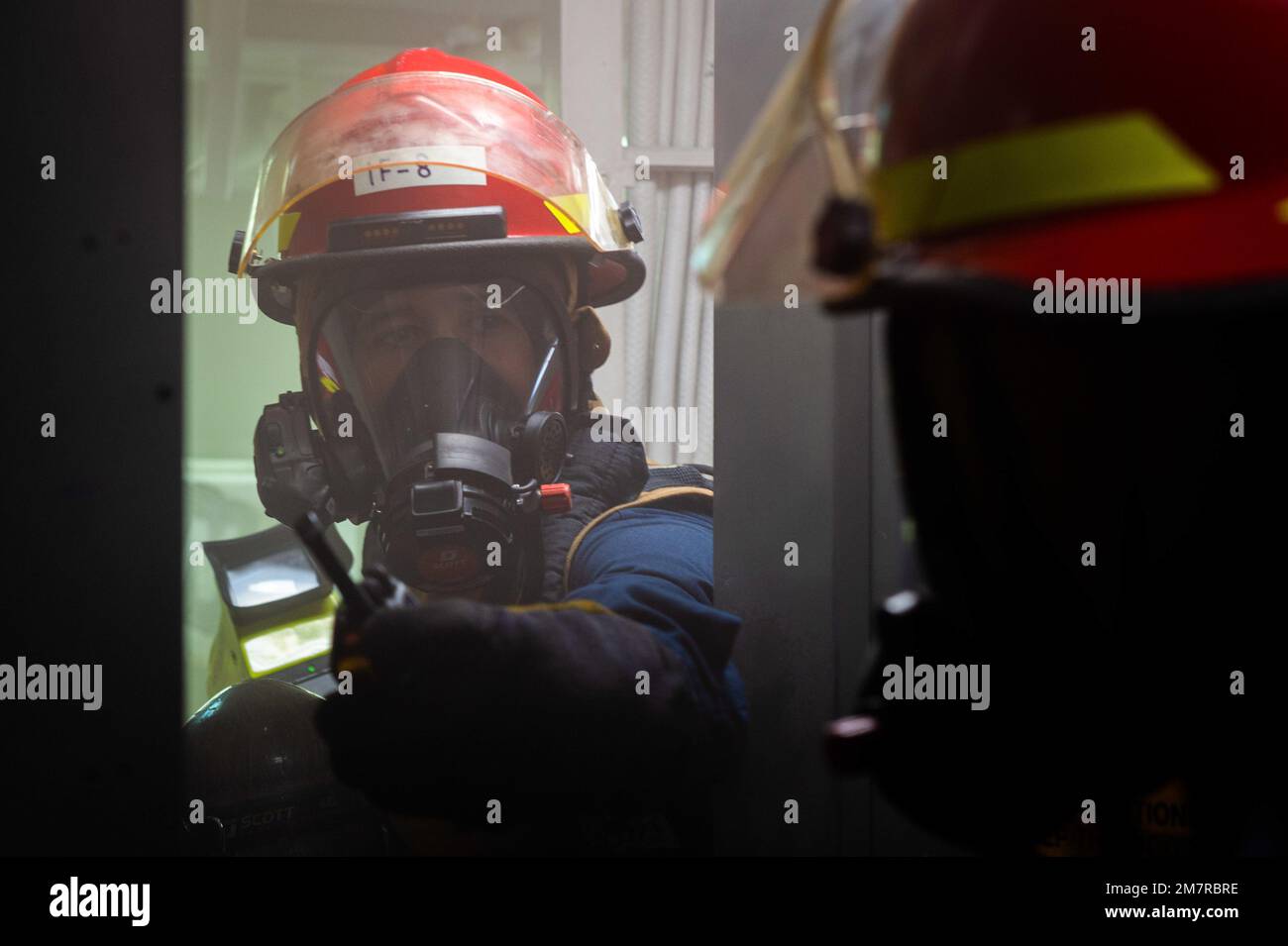 220512-N-EE352-1136 SAN DIEGO (12 maggio 2022) il vigile del fuoco Matthew Lemasters, nativo di New Martinsville, W. Virginia, trasmette un messaggio durante un'esercitazione antincendio sui ponti anteriori della portaerei di classe Nimitz USS Carl Vinson (CVN 70), maggio 12. Vinson è attualmente pierside nel suo homeport di San Diego. Foto Stock
