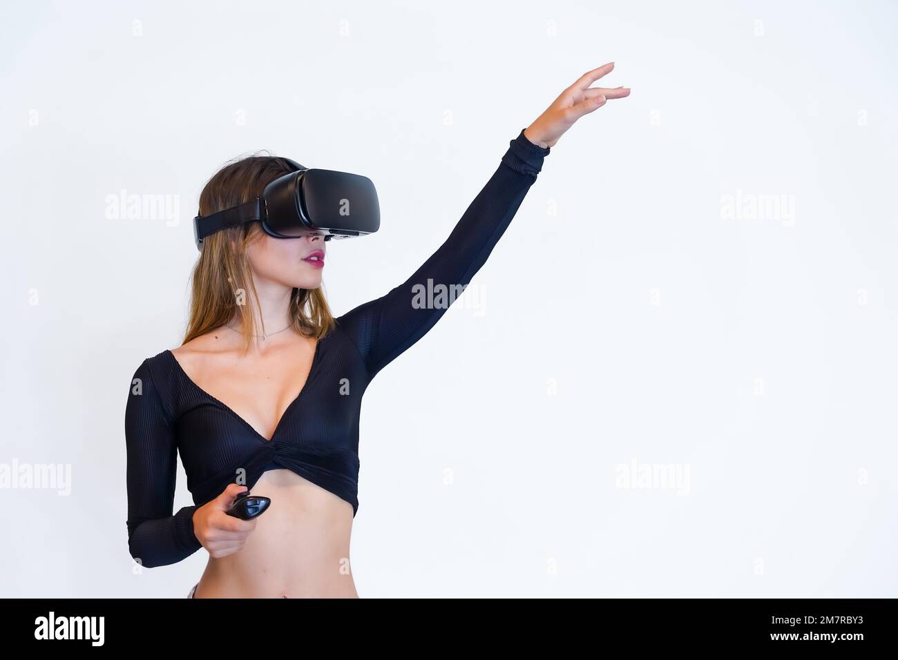 Donna con occhiali per realtà virtuale su sfondo bianco, concetto futuristico Foto Stock