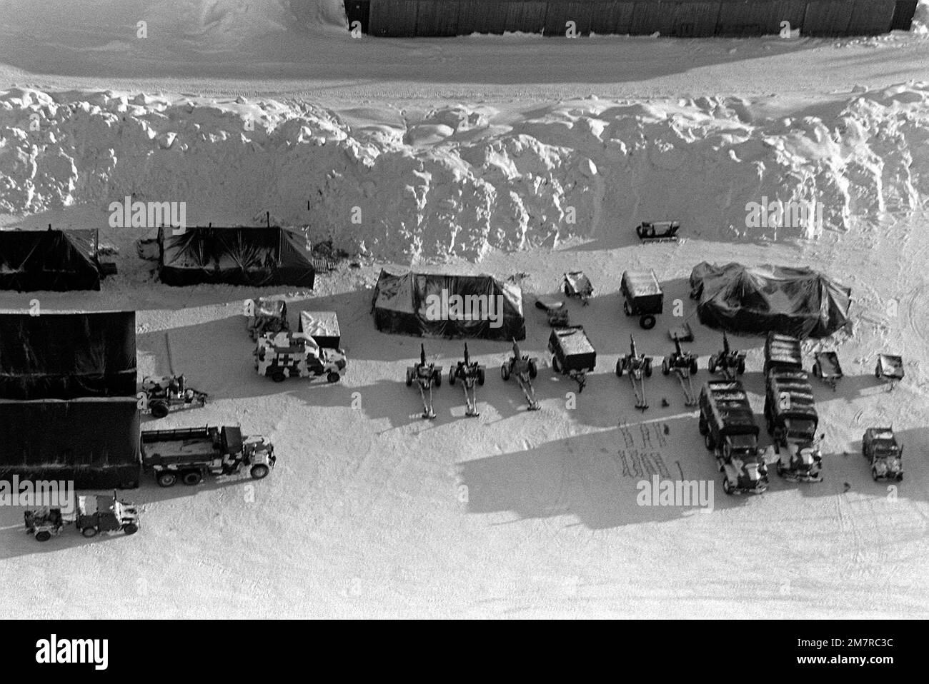 Una foto aerea di un'area di messa in scena della batteria dell'artiglieria 105mm howitzer. Le truppe partecipano ad un esercizio di sollevamento aereo delle forze congiunte durante l'addestramento alle basse temperature. Paese: Norvegia (NOR) Foto Stock