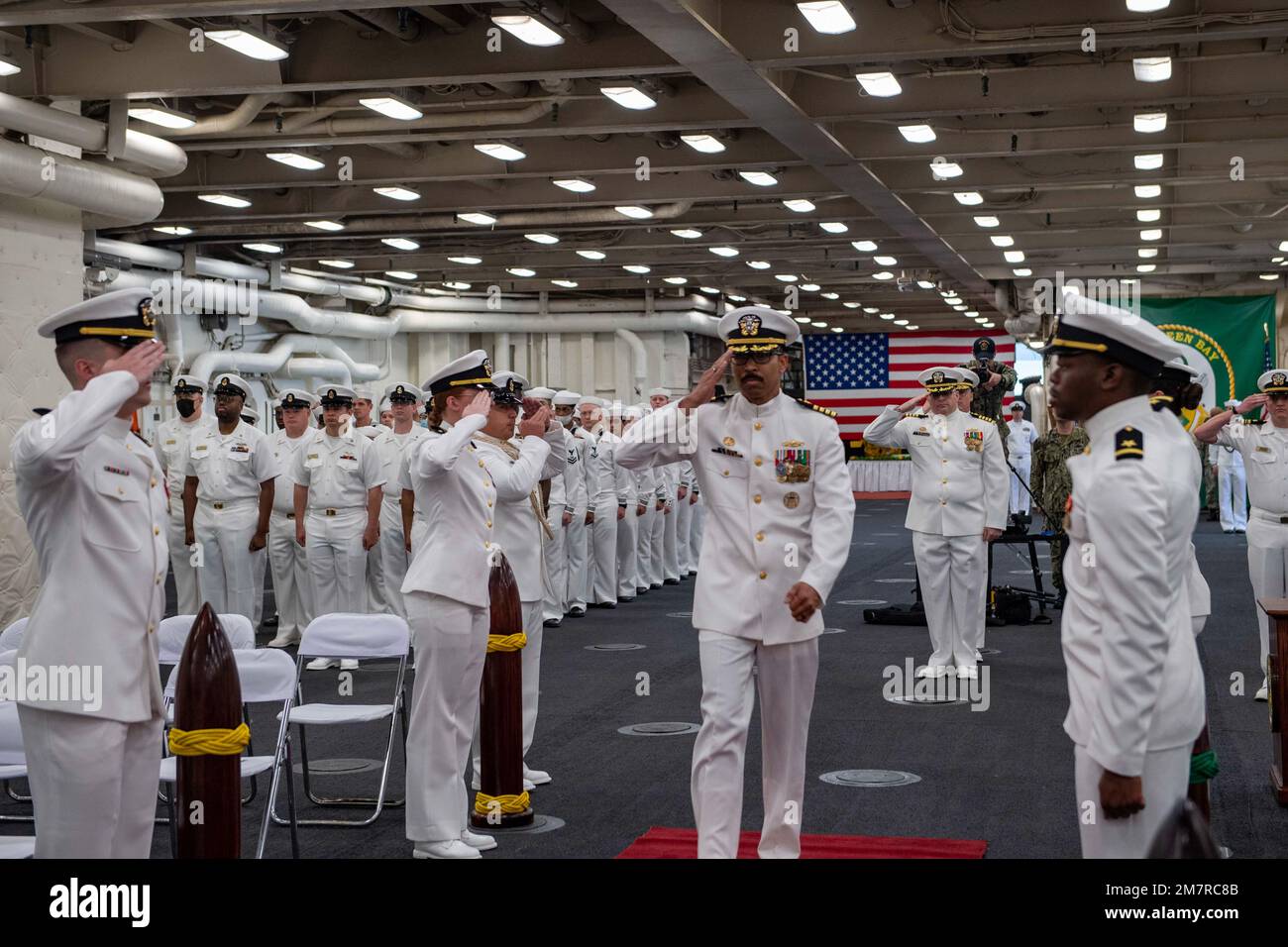 SASEBO, Giappone (12 maggio 2022) il capitano Severn B. Stevens, il nuovo comandante della nave portuale di trasporto anfibio USS Green Bay (LPD 20), arriva alla cerimonia di cambio di comando della nave nella zona di stivaggio dei veicoli. Green Bay, parte dello Squadrone anfibio 11, opera nell'area di responsabilità della flotta degli Stati Uniti 7th per migliorare l'interoperabilità con alleati e partner e funge da pronta forza di risposta per difendere la pace e la stabilità nella regione dell'Indo-Pacifico. Foto Stock