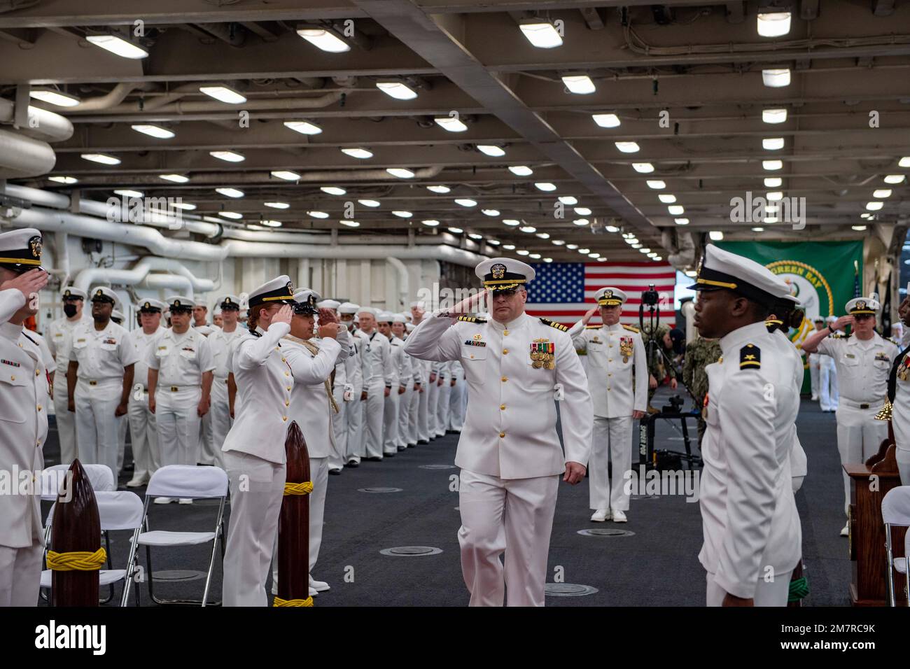 SASEBO, Giappone (12 maggio 2022) il capitano James T. Robinson, comandante della nave portuale di trasporto anfibio USS Green Bay (LPD 20), arriva alla sua cerimonia di cambio di comando nella zona di stivaggio dei veicoli della nave. Green Bay, parte dello Squadrone anfibio 11, opera nell'area di responsabilità della flotta degli Stati Uniti 7th per migliorare l'interoperabilità con alleati e partner e funge da pronta forza di risposta per difendere la pace e la stabilità nella regione dell'Indo-Pacifico. Foto Stock