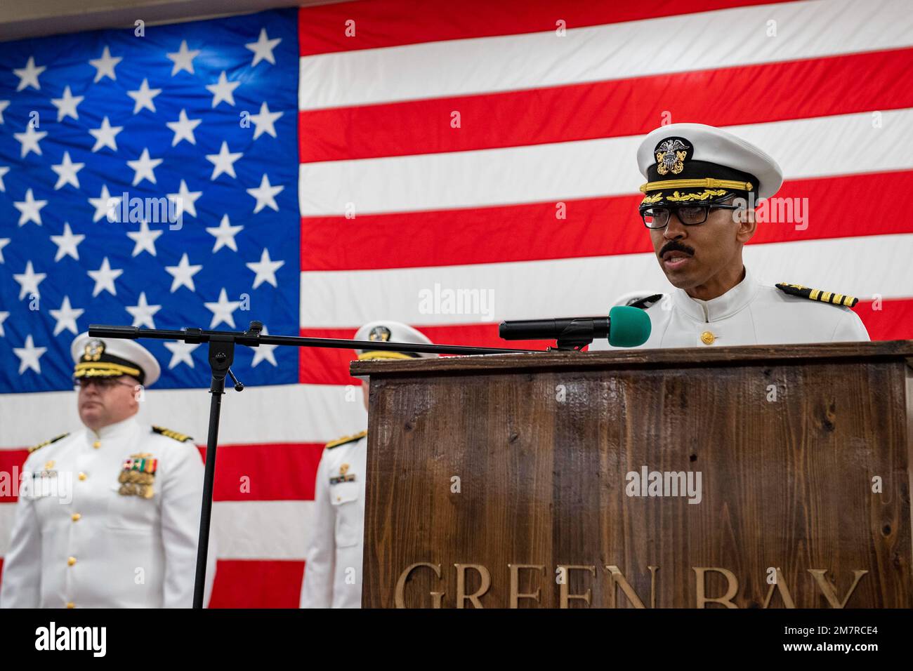 SASEBO, Giappone (12 maggio 2022) il capitano Severn B. Stevens, il nuovo comandante della nave portuale di trasporto anfibio USS Green Bay (LPD 20), esprime osservazioni durante la cerimonia di cambio di comando nella zona di stivaggio dei veicoli della nave. Green Bay, parte dello Squadrone anfibio 11, opera nell'area di responsabilità della flotta degli Stati Uniti 7th per migliorare l'interoperabilità con alleati e partner e funge da pronta forza di risposta per difendere la pace e la stabilità nella regione dell'Indo-Pacifico. Foto Stock