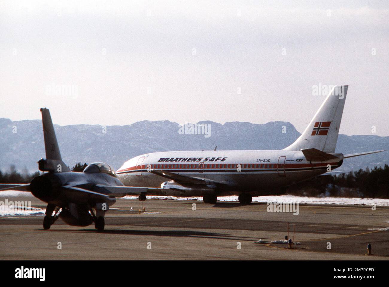 Una vista posteriore di un F-16 Fighting Falcon in attesa del suo turno di decollo. Il Falcon combattente viene dispiegato all'estero per la prima volta nella Flesland Air Station, un campo aereo militare/civile congiunto. Base: Flesland Air Station Paese: Norvegia (NOR) Foto Stock