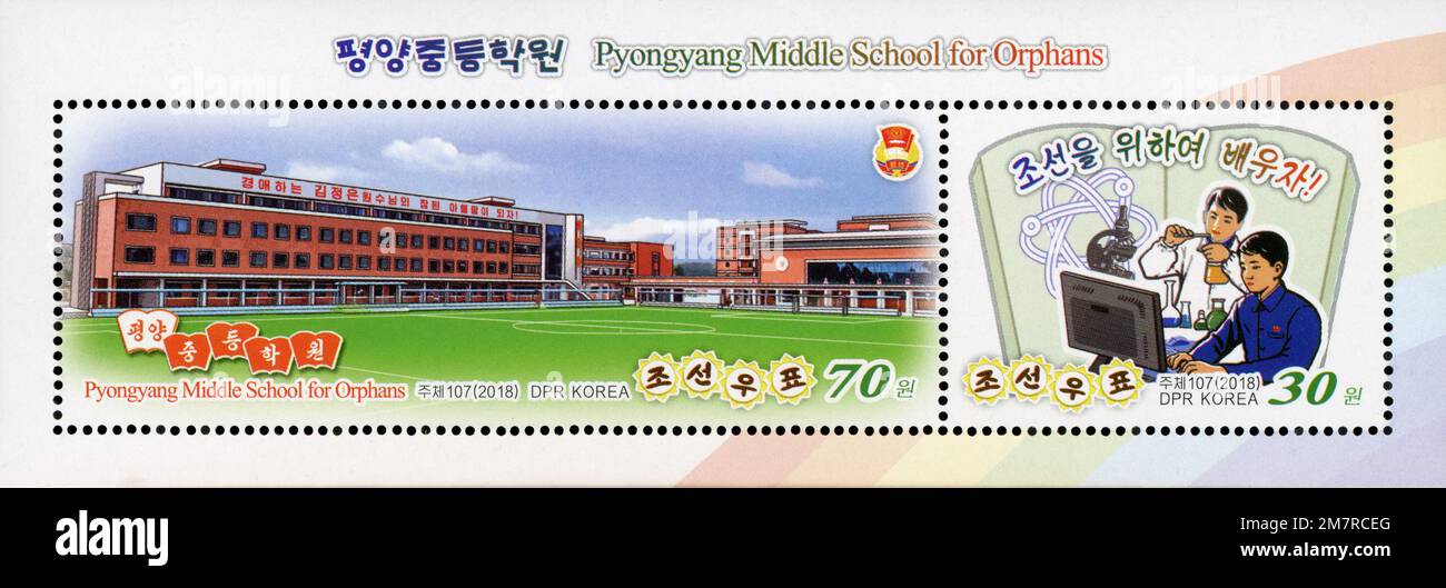 Foglio di francobollo 2018 della Corea del Nord con la Pyongyang Middle School per orfani, che mostra l'architettura della scuola e gli studenti in un laboratorio scientifico. Foto Stock