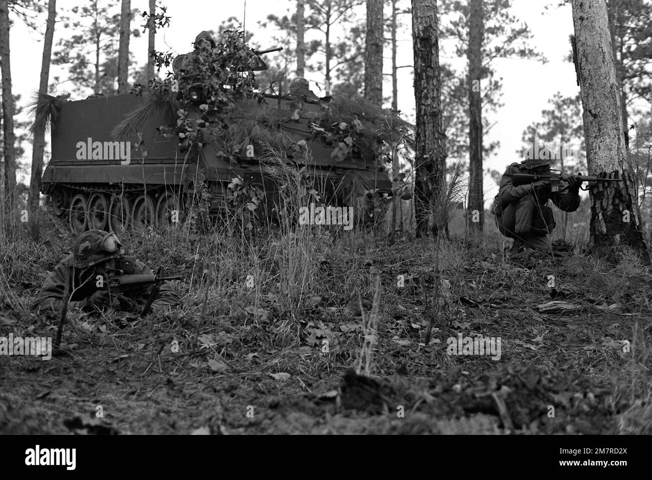 SGT. John Glen e SPEC. 4 Olin della Guardia Nazionale dell'Armata del South Carolina, istituì un'imboscata con il supporto di un portatore di personale blindato M-113 posizionato dietro di loro. Base: Fort Jackson Stato: South Carolina (SC) Nazione: Stati Uniti d'America (USA) Foto Stock