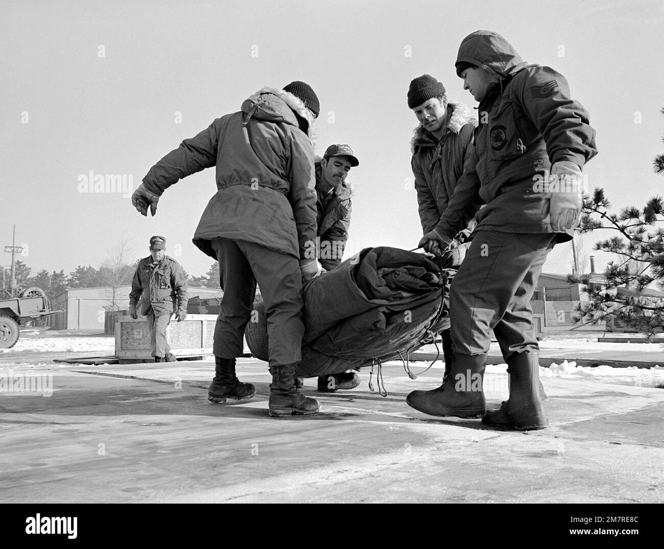 I membri dello Squadrone di Ingegneria civile del 554th trasportano le tende piegate a dove i pavimenti precostruiti sono disposti mentre cominciano a costruire la città della tenda che ospiterà i partecipanti nell'esercitazione di squadra di Spirito '81. Oggetto operativo/Serie: TEAM SPIRIT '81 base: KUNSAN Air base Paese: Repubblica di Corea (KOR) Foto Stock