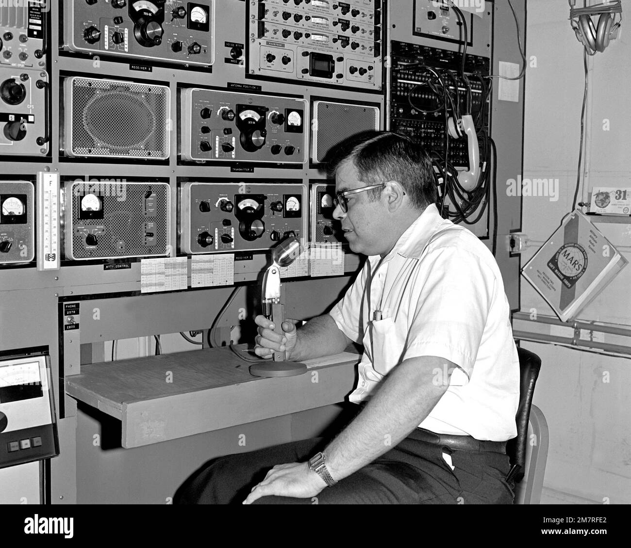 Karl Staiger, operatore della stazione MARS (Military Affiliate radio System),  si siede su una console durante la trasmissione di un messaggio. Base:  Parris Island Stato: South Carolina (SC) Nazione: Stati Uniti d'America (