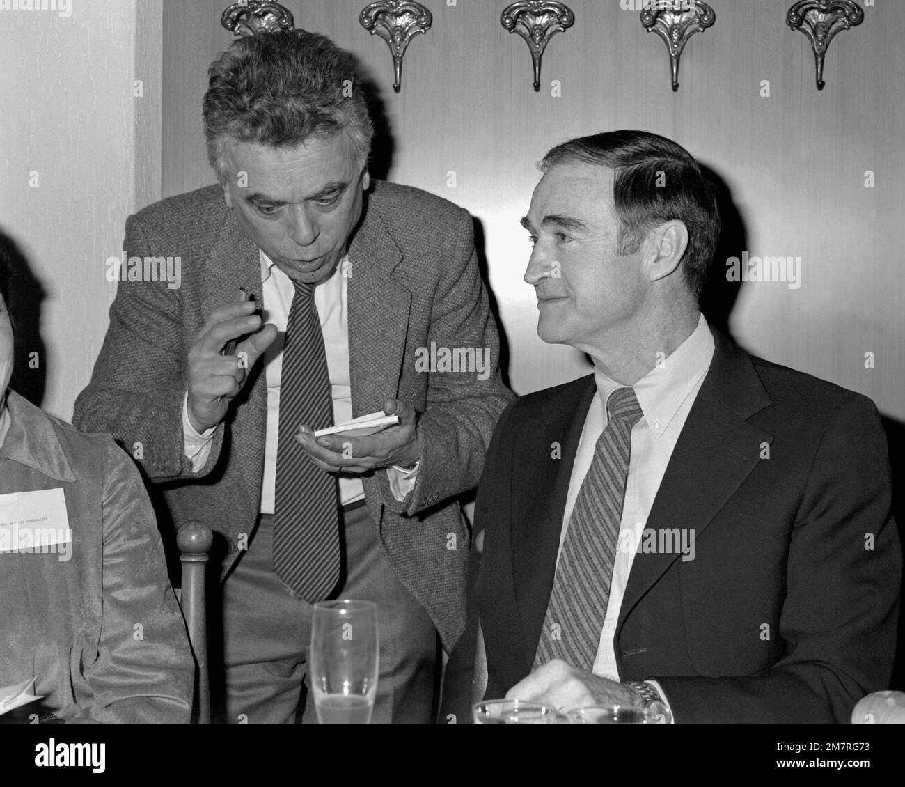 In un ristorante, Signor Oresini, uno dei più importanti chef della cucina italiana, offre un menu al GEN Charles A. Gabriel, comandante in capo, Stati Uniti Air Force Europe. Base: Aviano Air base Stato: Pordenone Nazione: Italia (ITA) Foto Stock