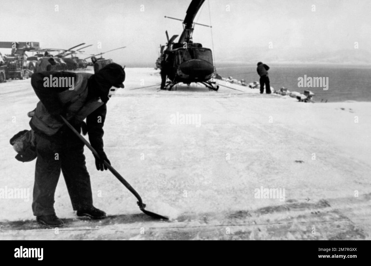 Un equipaggio libera la neve dal ponte di volo della nave d'assalto anfibio USS GUAM (LPH-9) durante l'esercizio NATO Cold Winter (COLDEX-FLOTEX '81). L'esercizio è destinato a testare tutte le fasi delle operazioni anfibie in condizioni climatiche di sub-congelamento. Oggetto/Serie: COLDEX-FLOTEX '81 Paese: Norvegia (NOR) Foto Stock