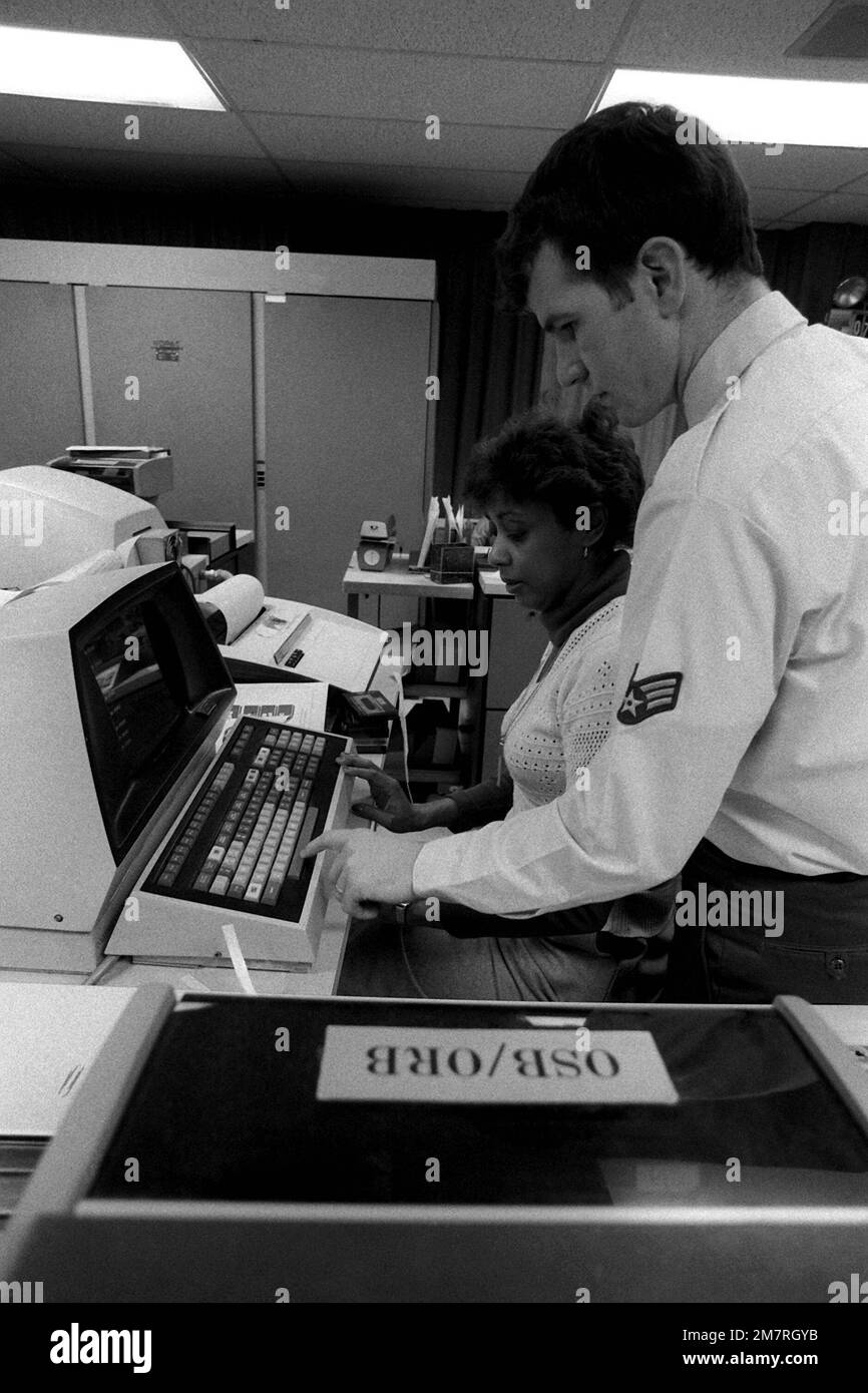 SGT David Barden, del 2044th Communication Group (2044th Comm. GP.), opera una macchina a tubi catodici nel centro messaggi del Pentagono al Pentagono. Il Gruppo di comunicazione 2044th è stato insignito del MGEN Harold M. McClelland Award 1980. Base: Arlington Stato: Virginia (VA) Nazione: Stati Uniti d'America (USA) Foto Stock