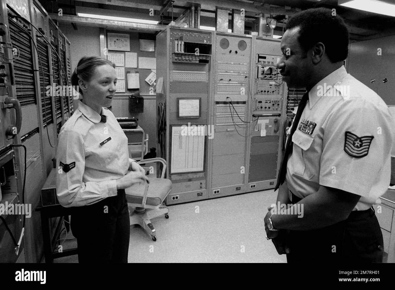 Le funzioni di controllo tecnico sono discusse da MSGT Martin Hill (destra) e A1C Janet Nevins, del 2044th Communication Group (2044th Communication Group) al Pentagono. Il Gruppo di comunicazione 2044th è stato insignito del MGEN Harold M. McClelland Award 1980. Base: Arlington Stato: Virginia (VA) Nazione: Stati Uniti d'America (USA) Foto Stock