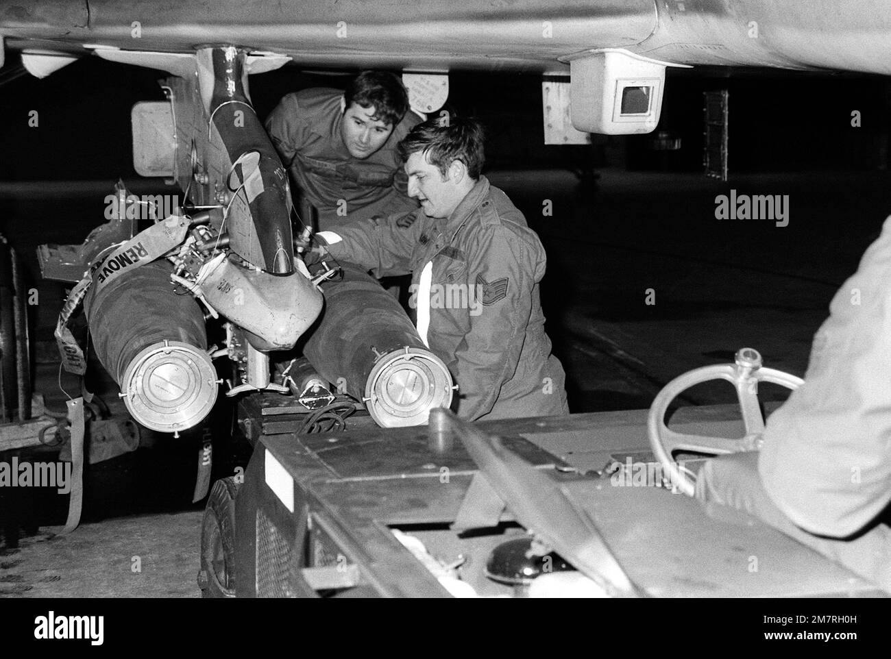 SSGT Anderson e Caricando Crew Supervisor, SSGT Ron Lowery, da sinistra a destra, caricare bombe laser GBU-12 su un F-4 Phantom II. Base: Spangdahlem Air base Stato: Rheinland-Pfalz Paese: Deutschland / Germania (DEU) Foto Stock