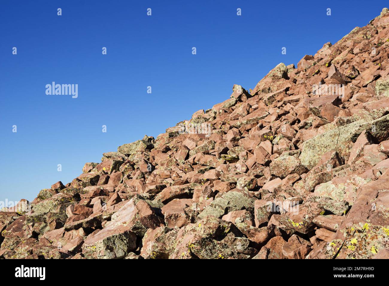 Pendio roccioso di talo sul lato del Monte Floyd con cielo blu Foto Stock