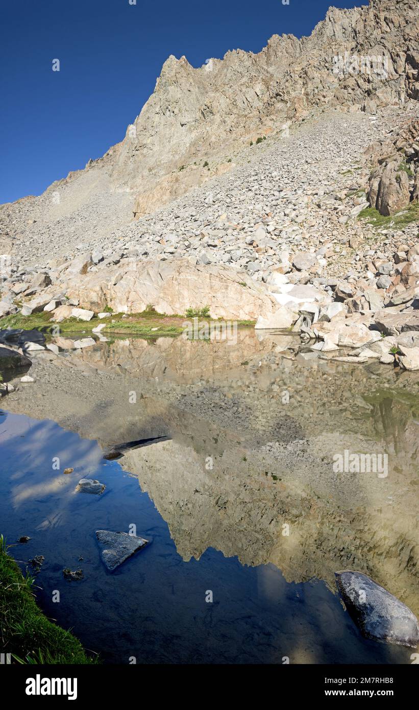 Due Eagle Peak nel bacino del Palisade si riflettono in una piccola piscina nelle montagne della Sierra Nevada della California Foto Stock