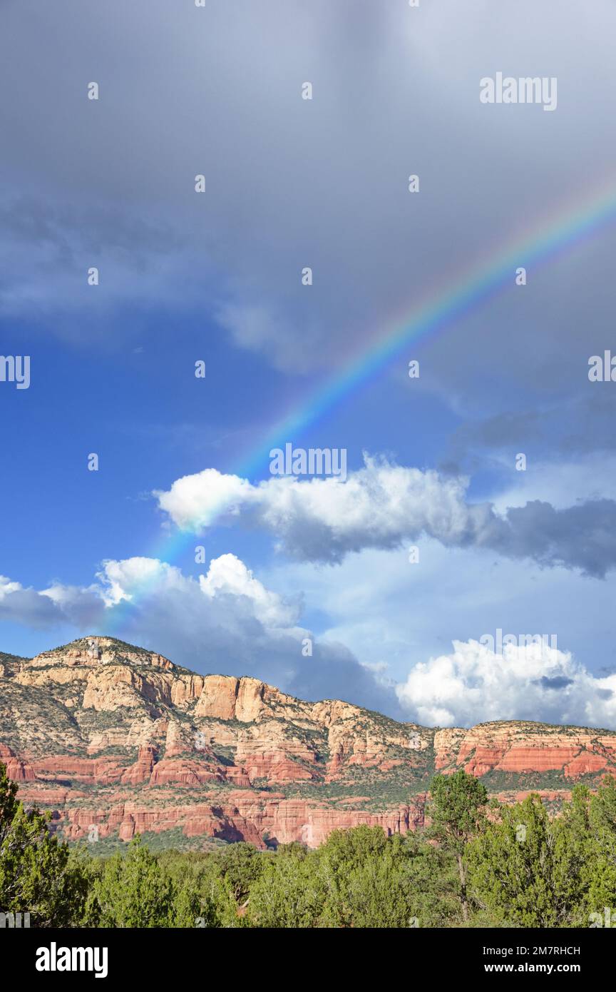 arcobaleno e nuvole sopra Bear Mountain vicino a Sedona Arizona Foto Stock