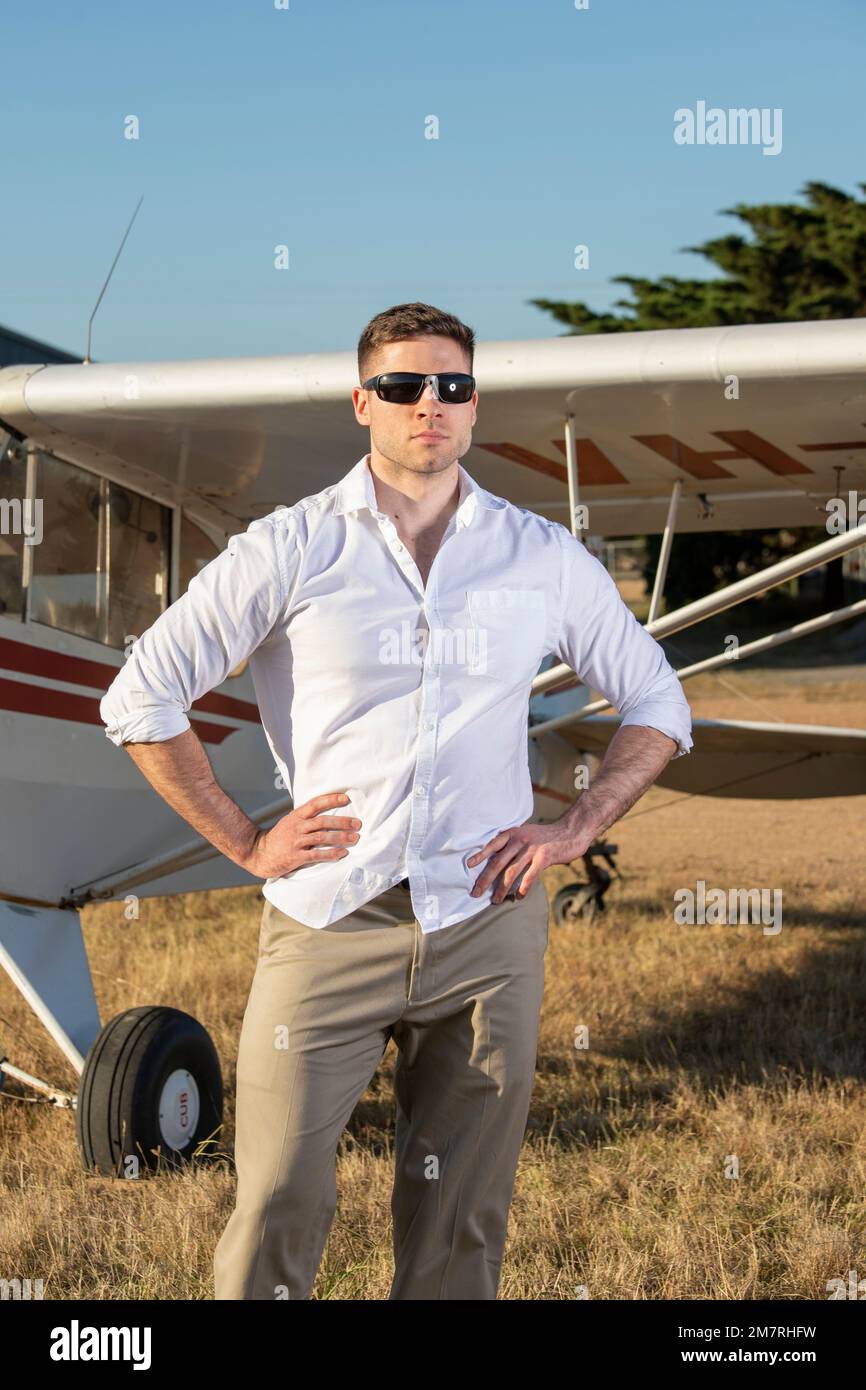 Un giovane pilota maschio con un Piper Super Cub Foto Stock