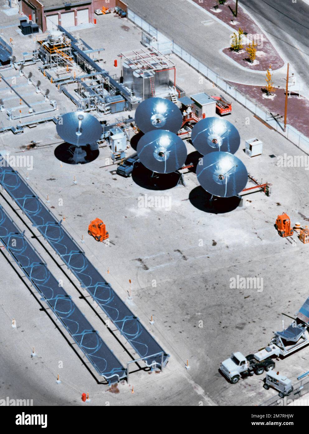 Una vista aerea di Sandia National Laboratories Midtemperature Solar Systems Test Facility. La struttura è coinvolta nella sperimentazione di vaschette e piatti parabolici solari termici. Sono mostrate quattro piastre riflettenti in alluminio da 7 metri, da 8 kilowatt e una piastra di vetro argentata sul retro. I moduli di trogolo parabolici in prova sono in primo piano. Base: Albuquerque Stato: New Mexico (NM) Paese: Stati Uniti d'America (USA) Foto Stock