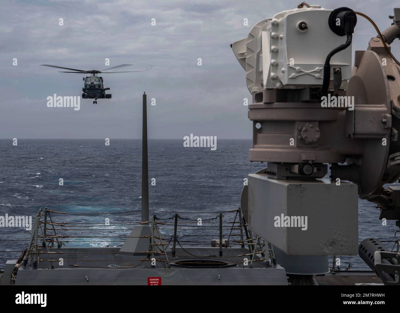 MARE DELLE FILIPPINE (12 maggio 2022) un elicottero MH-60R Sea Hawk, attaccato ai “Raptors” di Helicopter Maritime Strike Squadron (HSM) 71 si prepara ad atterrare sul ponte di volo a bordo del cacciatorpediniere missilistico guidato di classe Burke USS Gridley (DDG 101), durante le operazioni di volo. Gridley è in fase di implementazione pianificata nell'area delle operazioni della flotta 7th degli Stati Uniti per migliorare l'interoperabilità attraverso alleanze e partnership e allo stesso tempo fungere da forza di pronto intervento a sostegno di una regione indomoresile e aperta. Foto Stock