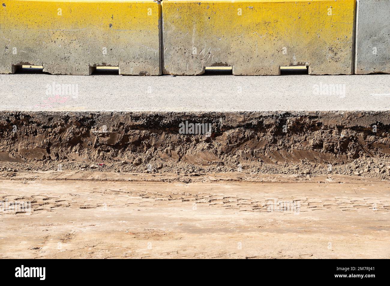 asfalto strato strada con prato in città Foto Stock