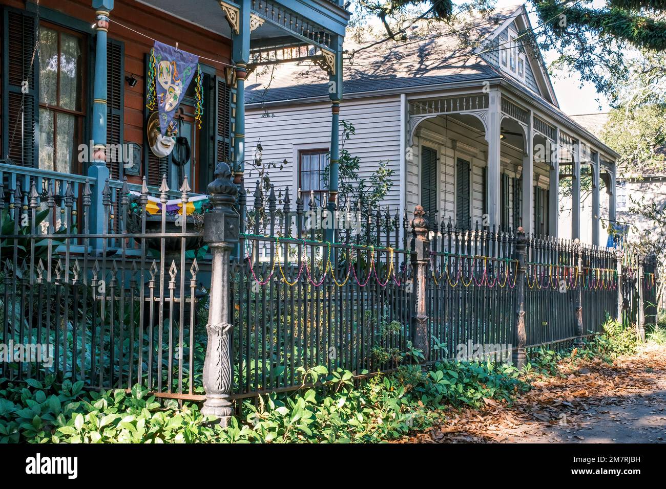 NEW ORLEANS, LA, USA - 9 DICEMBRE 2022: Case dei primi del 20th ° secolo su S. Carrollton Avenue, una casa colorata con decorazioni Mardi Gras Foto Stock