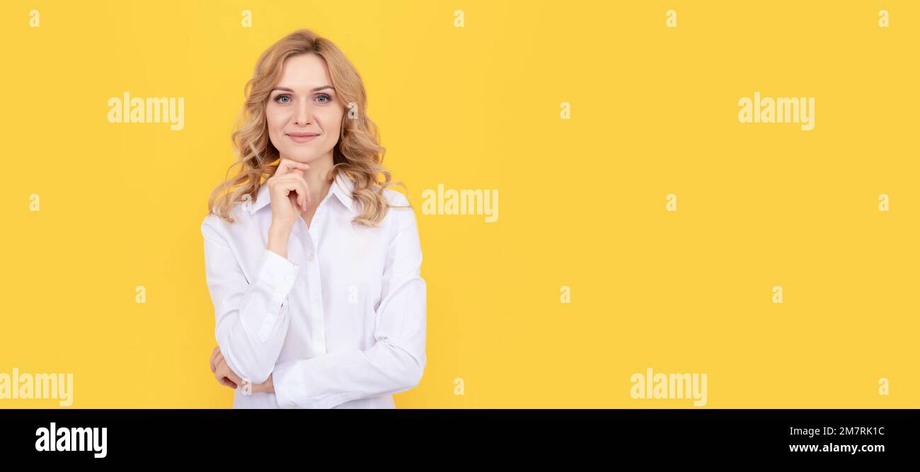 donna d'affari felice bionda in camicia bianca, fiducia. Donna isolato volto ritratto, banner con mock up spazio copia. Foto Stock