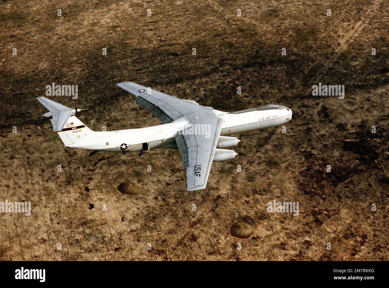 UNA vista aria-aria lato destro di un aereo Starlifter C-141b che lascia cadere 82nd truppe della Divisione Airborne sulla zona di goccia B-70 durante Dragon Team, il più grande non-Joint Chiefs of STAFF airdrop esercizio di formazione nella storia. L'aeromobile è assegnato all'Ala militare 437th. Subject Operation/Series: DRAGON TEAM base: Eglin Air Force base Stato: Florida (FL) Paese: Stati Uniti d'America (USA) Foto Stock