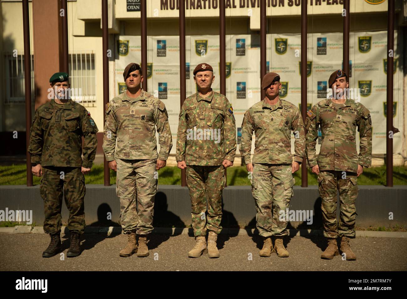 Divisione multinazionale Sud-est comandante Generale Maj. Christian-Daniel Dan e il comando Sgt. Maj. Adam Majocha, si pone con i membri della Brigata di Assistenza delle forze di sicurezza 4th dopo una cerimonia di premiazione presso la sede della Divisione multinazionale Sud-est, Bucarest, Romania, 12 maggio 2022. 4th forze di sicurezza Assistenza Brigade collabora con forze terrestri alleate e partner selezionate per aumentare le capacità interne e l'interoperabilità a supporto degli Stati Uniti Obiettivi della cooperazione in materia di sicurezza dell'esercito in Europa e in Africa. Ciò offre a USAREUR-AF l'opportunità di migliorare l'interoperabilità della forza combinata Foto Stock