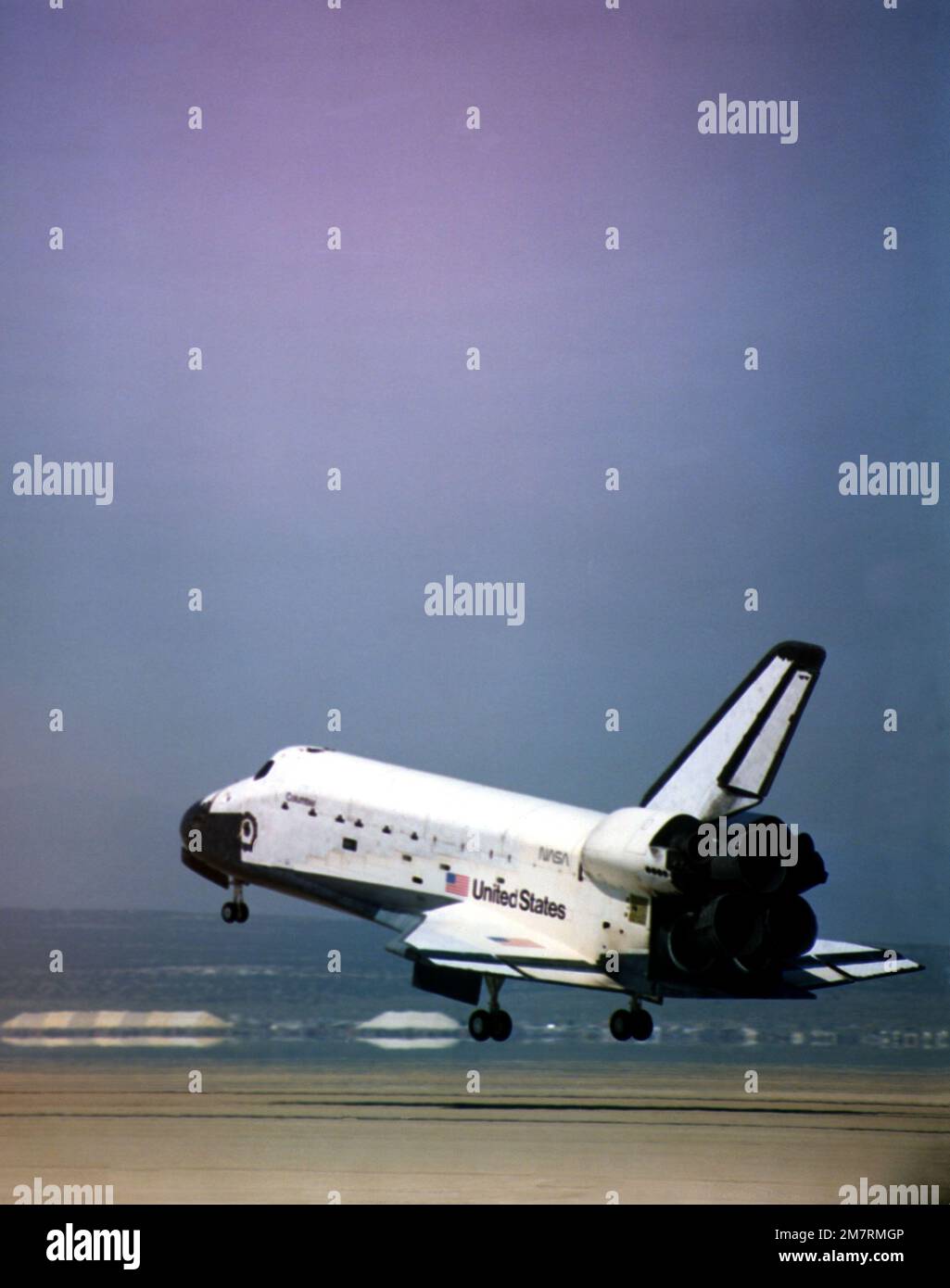 Una vista posteriore dell'orbiter dello navetta spaziale Columbia atterrato dalla prima missione di test del sistema di trasporto spaziale. Base: Edwards Air Force base Stato: California (CA) Paese: Stati Uniti d'America (USA) Foto Stock