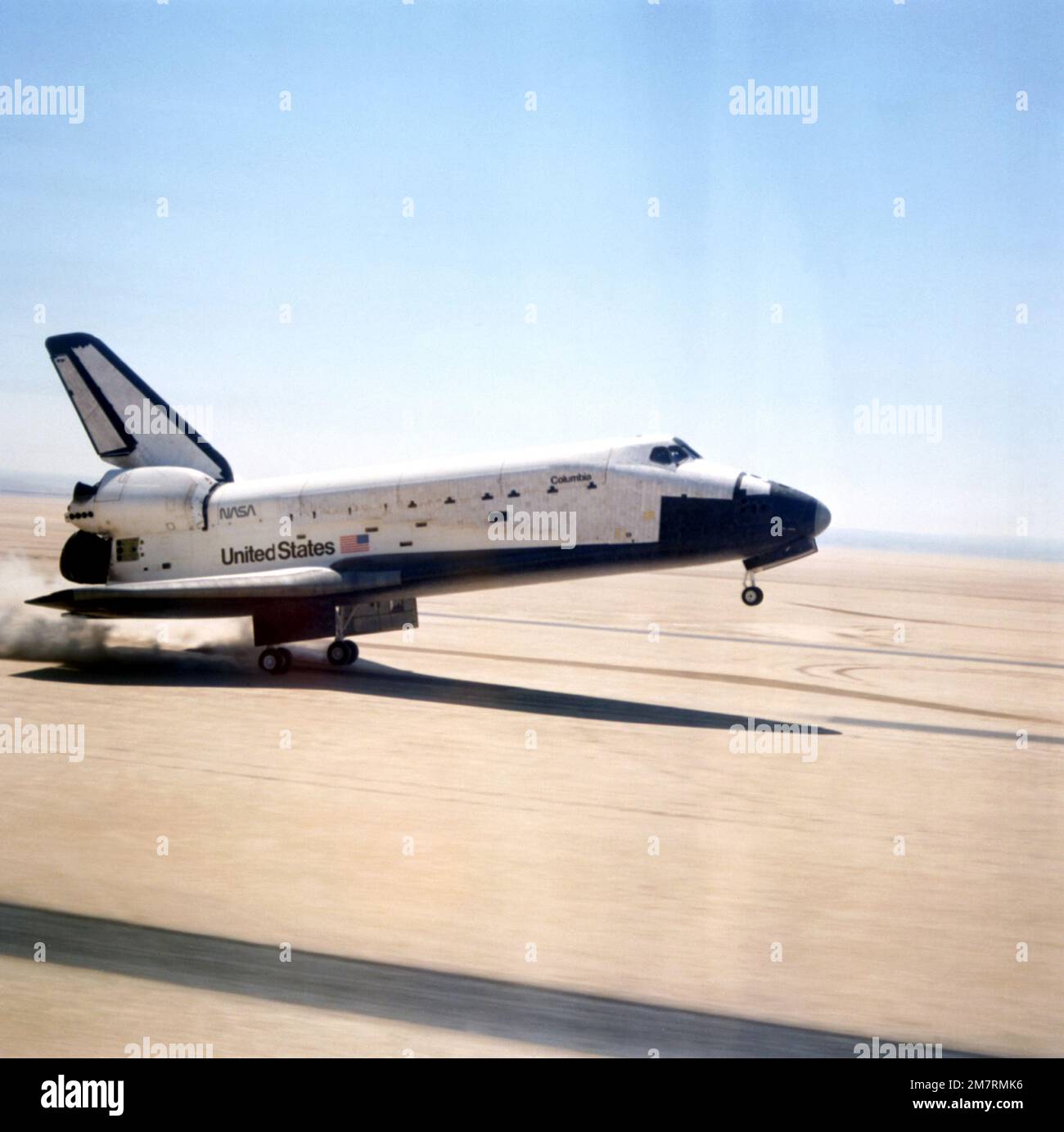 Vista frontale destra dello Space Shuttle Columbia che atterra su una pista presso il Dryden Flight Research Center della National Aeronautics and Space Administration. Gli astronauti del comandante John W. Young e Robert L. Crippen, a bordo della navetta, erano nella prima missione spaziale per testare il sistema della navetta. Base: Edwards Air Force base Stato: California (CA) Paese: Stati Uniti d'America (USA) Foto Stock