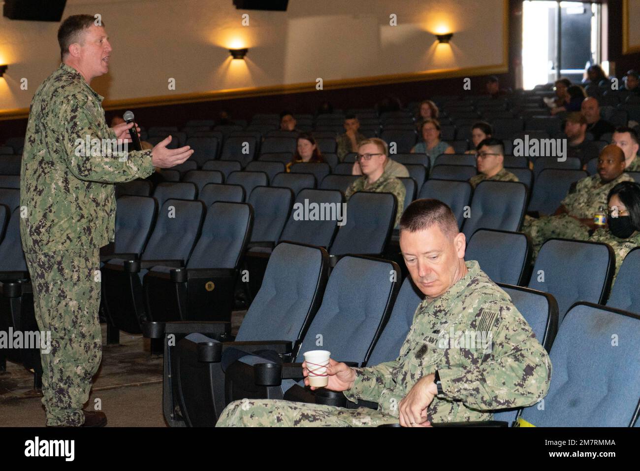 GRANDI LAGHI, il. (12 maggio 2022) il capitano Jason J. Williamson, ufficiale comandante della stazione navale di Great Lakes, accoglie il pubblico nello Standdown estivo di sicurezza del comando. I tassi di incidenti e di fatalità storicamente picchi durante l'estate e per garantire la sicurezza di marinai e marines, la Marina e il corpo dei Marine designano Memorial Day fino al Labor Day come i 101 giorni critici dell'estate. La campagna di sicurezza 101 Critical Days of Summer fornisce informazioni pertinenti e tempestive per istruire tutte le tendenze degli incidenti estivi e aiutare a mitigare i rischi associati ai comuni incidenti fuori servizio. Foto Stock