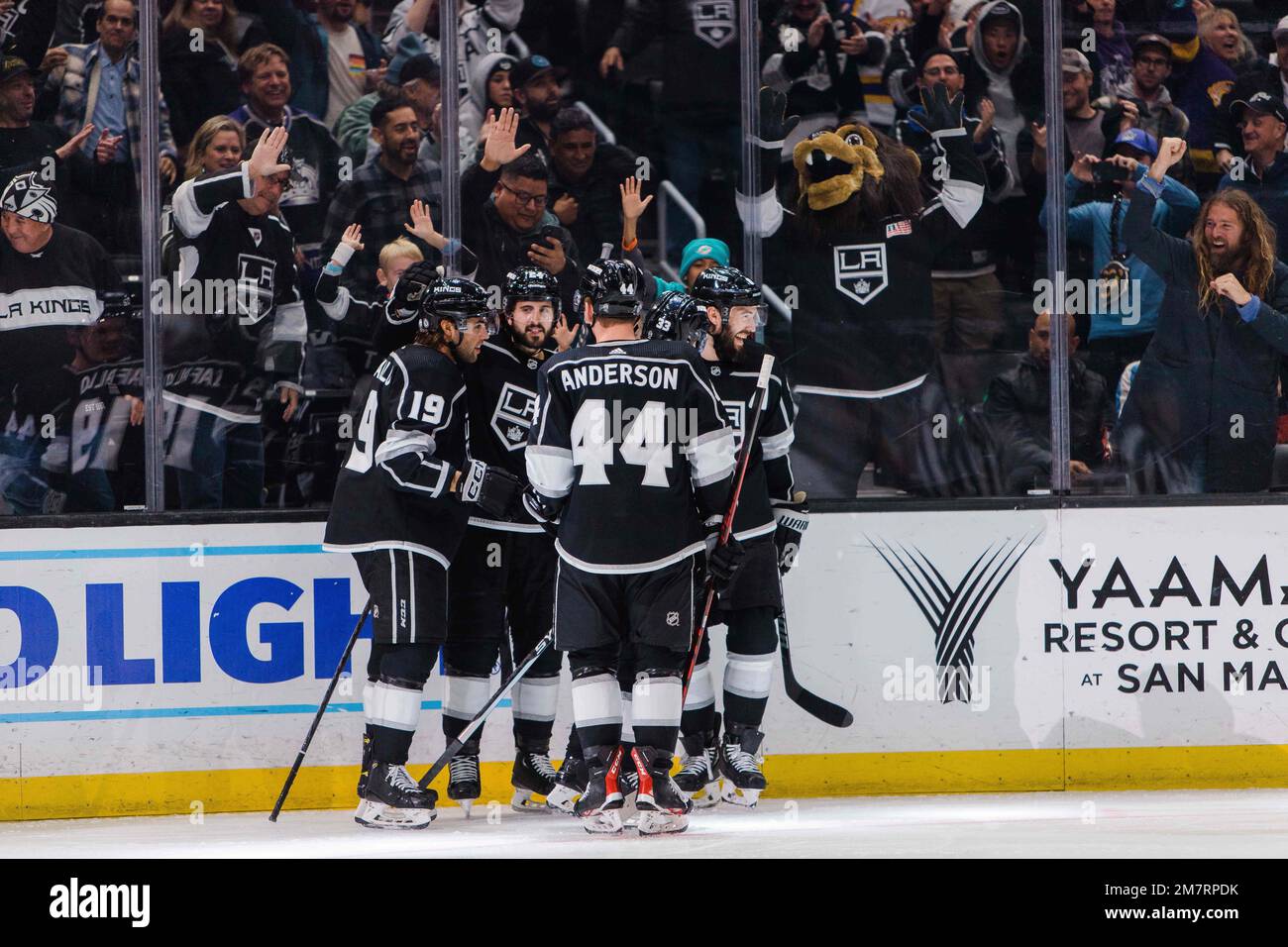 Los Angeles, California, Stati Uniti. 9th Jan, 2023. ALEX IAFALLO del Los Angeles Kings della NHL segna un goal contro STUART SKINNER degli Edmonton Oilers alla Crypto.com Arena di Los Angeles, California il 9 gennaio 2023 (Credit Image: © Alex Cave/ZUMA Press Wire) SOLO PER USO EDITORIALE! Non per USO commerciale! Foto Stock