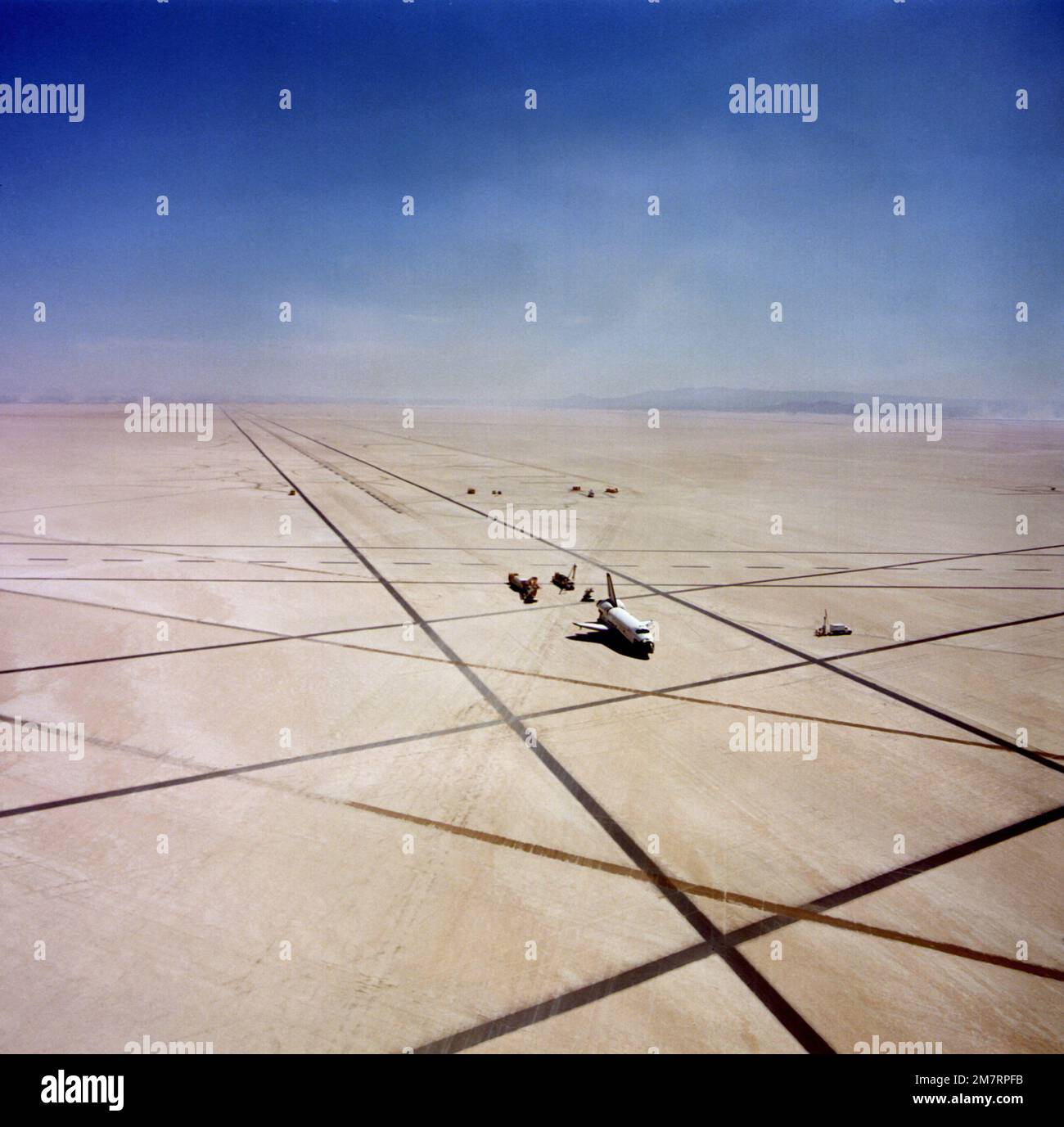 L'orbitante Columbia siede sulla Rogers Drylake Runway 23 al Dryden Flight Research Center della NASA dopo il suo ritorno dall'orbita terrestre. L'atterraggio di Columbia ha completato il primo test completo del sistema di trasporto spaziale. Base: Edwards Air Force base Stato: California (CA) Paese: Stati Uniti d'America (USA) Foto Stock