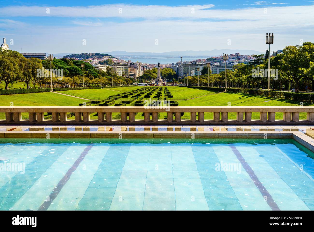 Lisbona, Portogallo, 26 ottobre 2016: Vista panoramica di Lisbona dalla piattaforma di osservazione del Parco Eduardo VII Foto Stock