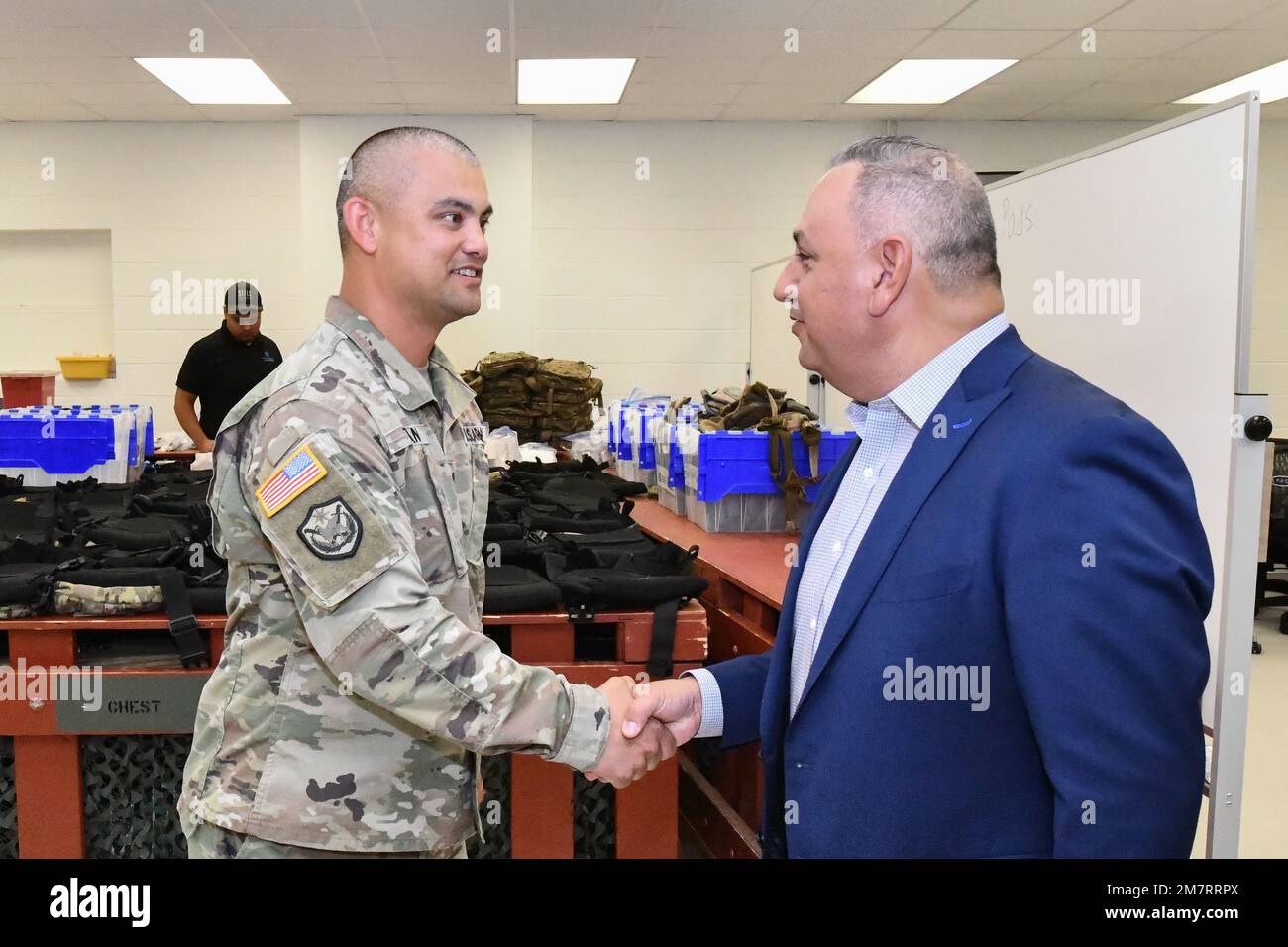 L'onorevole Gilbert Cisneros Jr., Sottosegretario alla Difesa per il personale e la preparazione, ha visitato gli Stati Uniti Army Medical Center of Excellence (MEDCoE) come parte di un tour più ampio di JBSA-Fort Sam Houston, dal 12 al 13 maggio 2022. Cisneros ha presentato una moneta per eccellenza allo staff Sgt. Thiet Tran dopo una visita e una dimostrazione del corso di cura medica da combattimento tattico (TCMC) del MEDCoE, maggio 12. Foto Stock