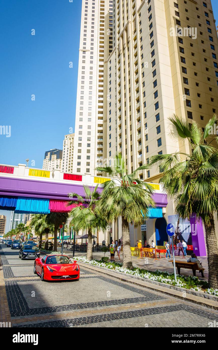 Dubai, Emirati Arabi Uniti, 23 febbraio 2018: Sempre occupato Jumeirah Beach Residence (JBR) in auto - una popolare destinazione per lo shopping, ristoranti e divertimenti Foto Stock