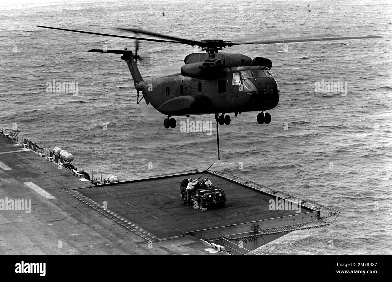 Un elicottero Marine CH-53 Sea Stallion stabilisce una rete piena di forniture che vengono restituite da un esercizio in Australia. Le forniture sono poste sull'ascensore della nave anfibia d'assalto USS BELLEAU WOOD (LHA-3). Il CH-53 proviene dal Marine Medium Helicopter Squadron 165 (HMM-165). Nazione: Australia (AUS) Foto Stock